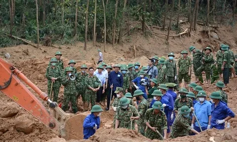 Truy thăng quân hàm và tặng Huy hiệu "Tuổi trẻ dũng cảm" cho hai cán bộ trong đoàn công tác
